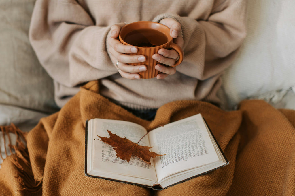 holding-coffee-img
